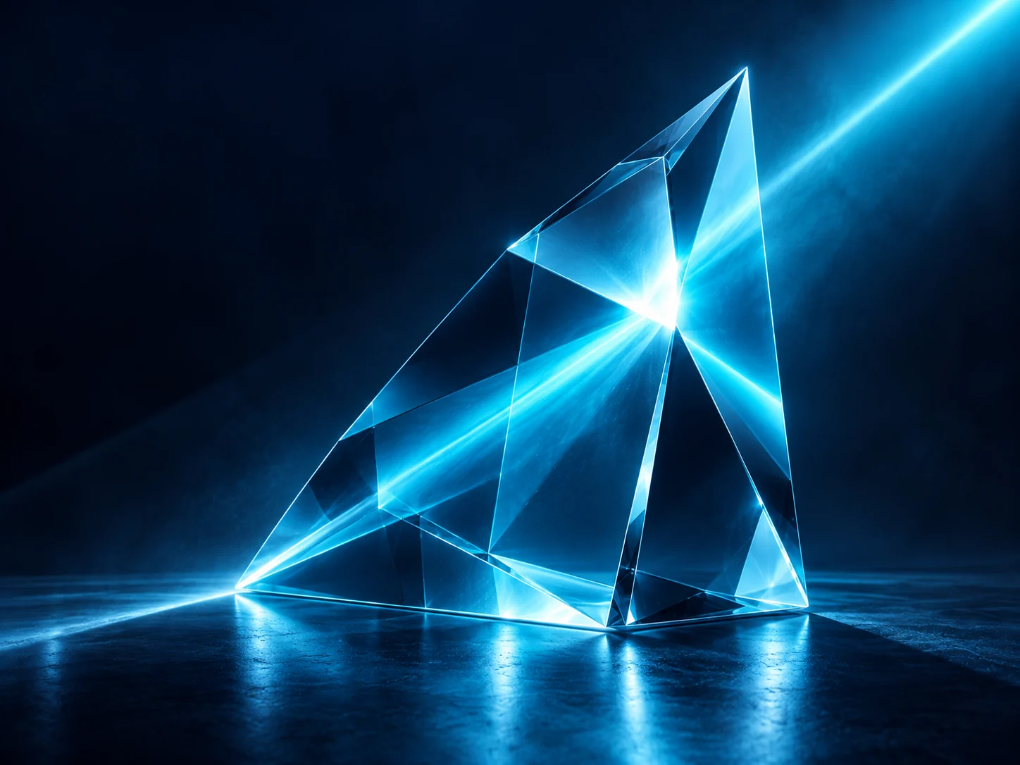 Ein transparentes Prisma bündelt einen diagonalen Cyan-Lichtstrahl als Sinnbild eines fokussierten Angebots.