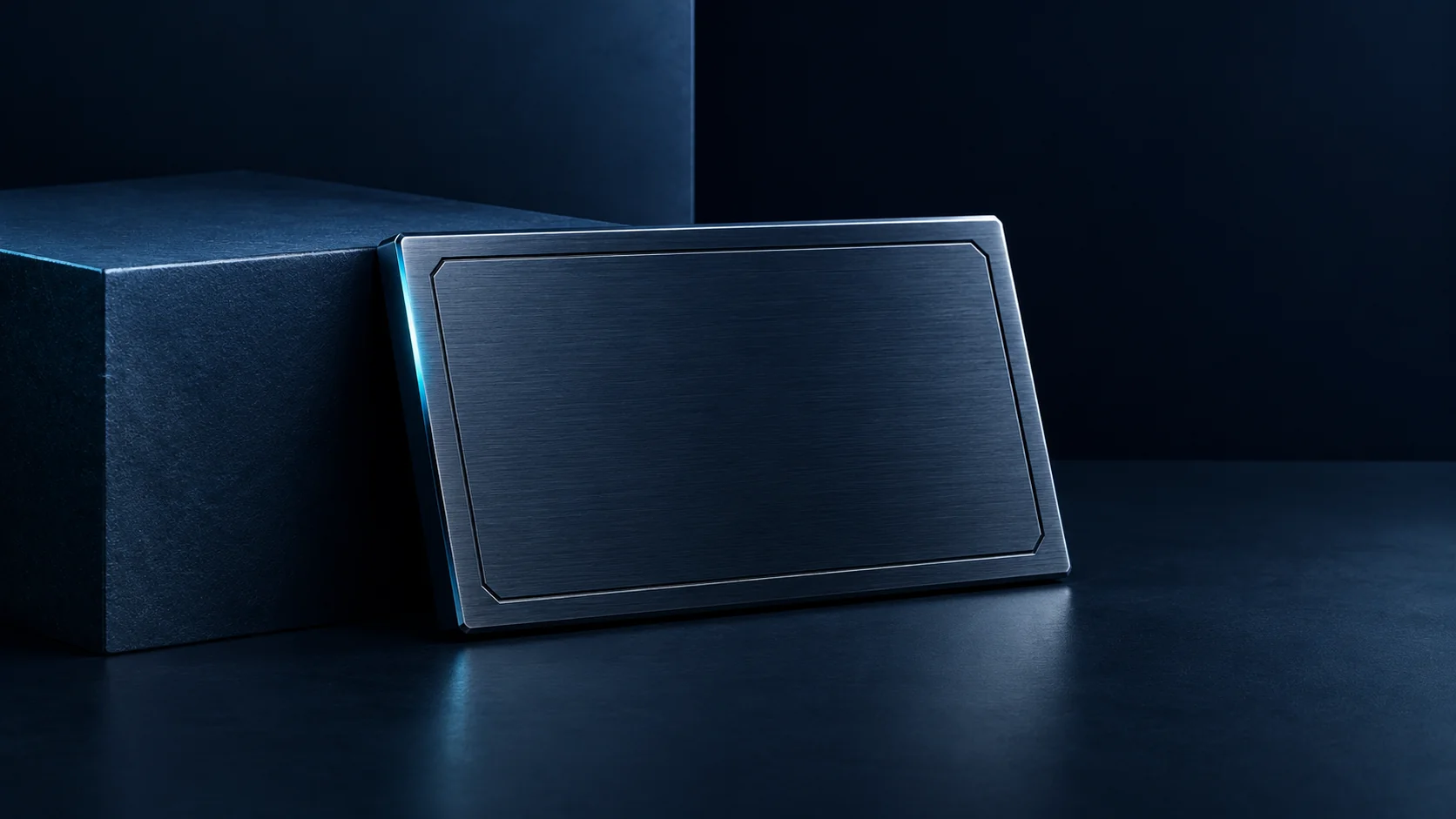 Abstrakte, unbeschriftete Navy-Platte mit präziser Metallkante.